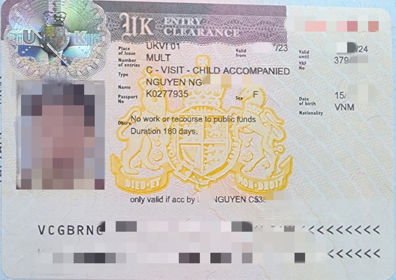 Niềm hạnh phúc tràn ngập trong lòng Anh Ngô khi thấy bản Visa Anh Quốc đã đến tay anh ấy