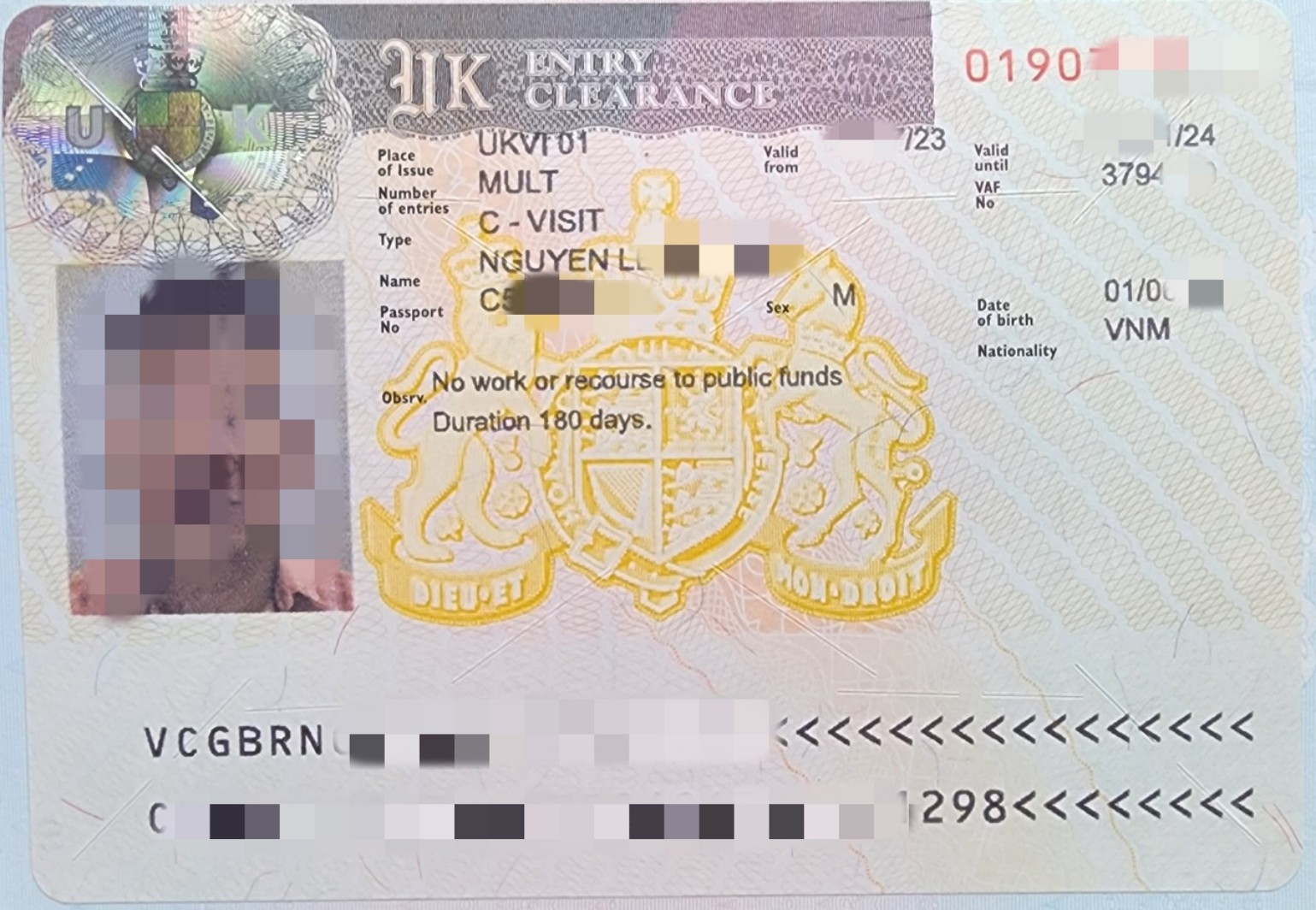 Sự phấn khởi không thể kìm nén trong tâm hồn Anh Luyến khi nhận được tấm vé Visa Anh Quốc